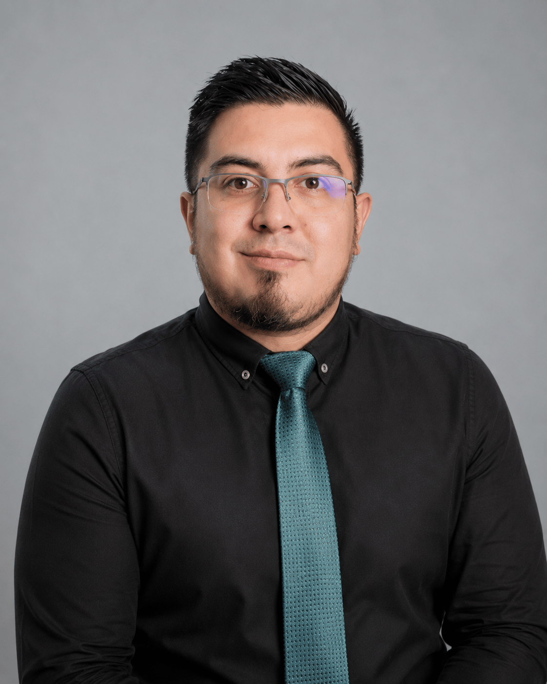 Pedro Quintana, especialista en seguros de Seguros Veritas, retrato profesional sobre fondo gris claro.