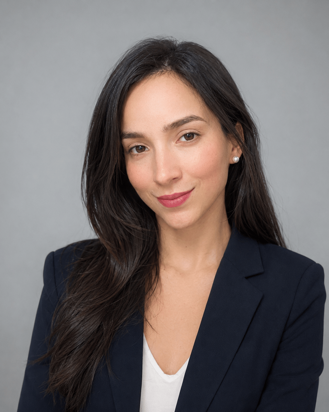 Sara Jani Murillo, directora y fundadora de Seguros Veritas, retrato profesional sobre fondo gris claro.